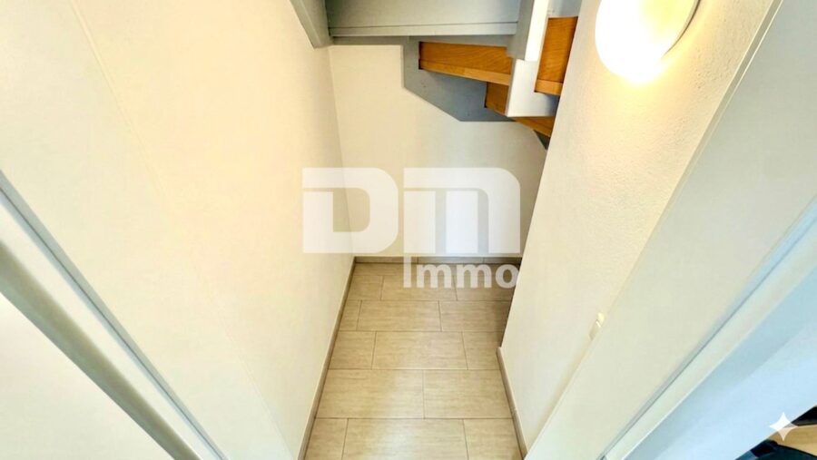 Modernes Familienglück nahe KfW 55-Standard mit Terrasse, Carport und Parkplatz - EG Abstellraum unter Treppe